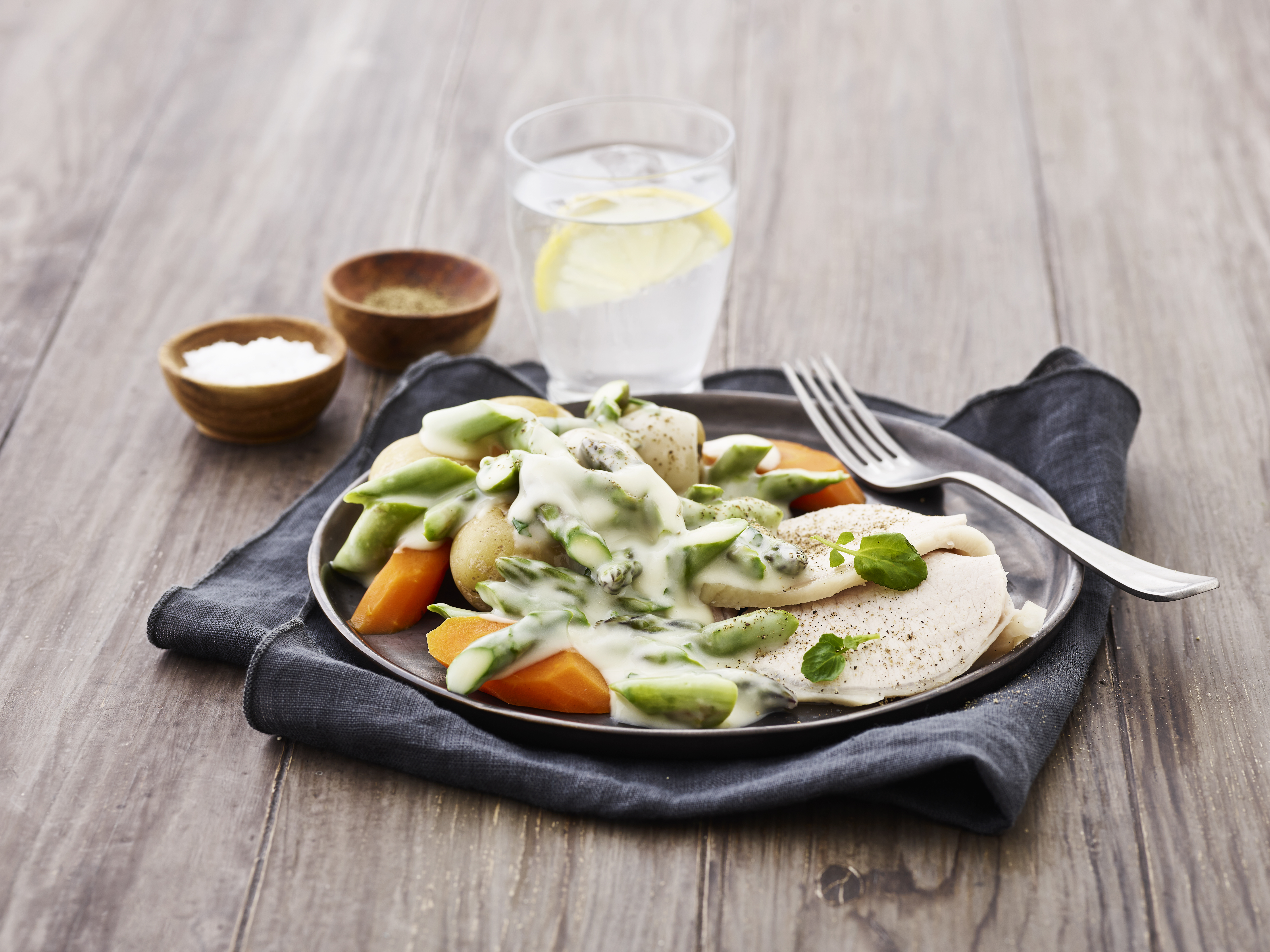 Gesprengter Schweinekamm/Schweinelachs mit Spargel-Frikassee
