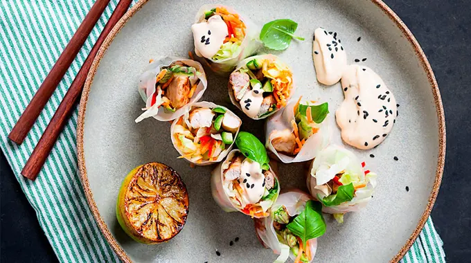 Reispapierröllchen mit Schweinefleisch und Goma-Dressing